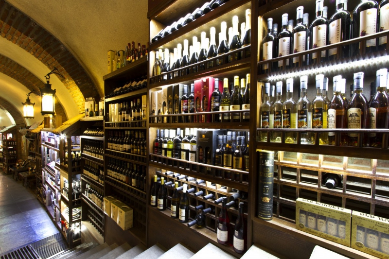 bar-SEILLANS-min_world_street_travel_shop_canon_georgia_wine_bottles-429767